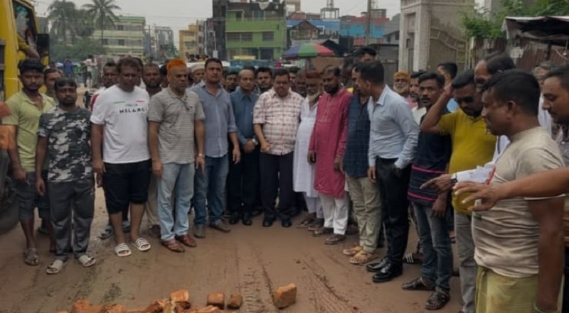 জনদুর্ভোগ লাঘবে পাশে দাঁড়াল ডুমুরিয়া ইটভাটা মালিক সমিতি: শিপইয়ার্ড-রূপসা সড়কে সংস্কার কার্যক্রম